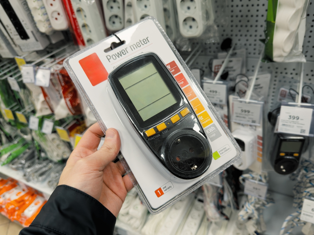 Customer holding a power meter with thermoformed packaging